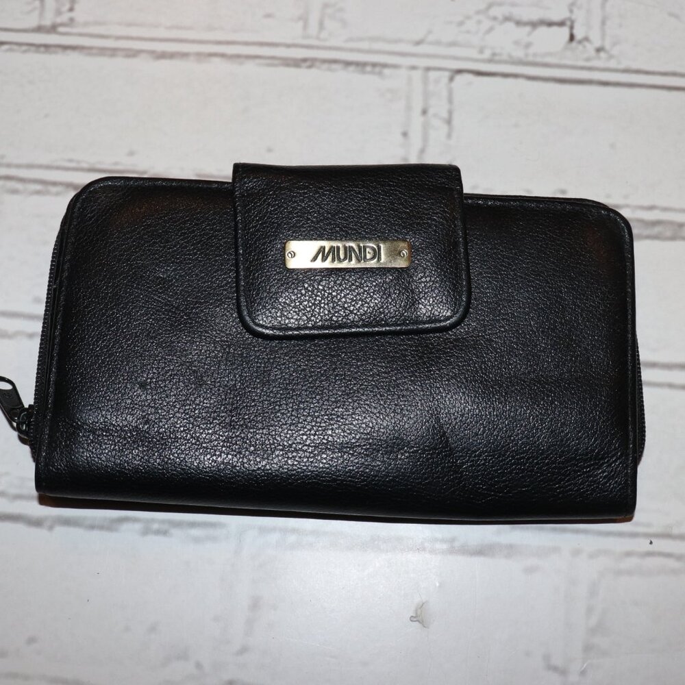 🖤 Mundi Black Wallet · 8" x 4.75" A sleek, classic Mundi wallet